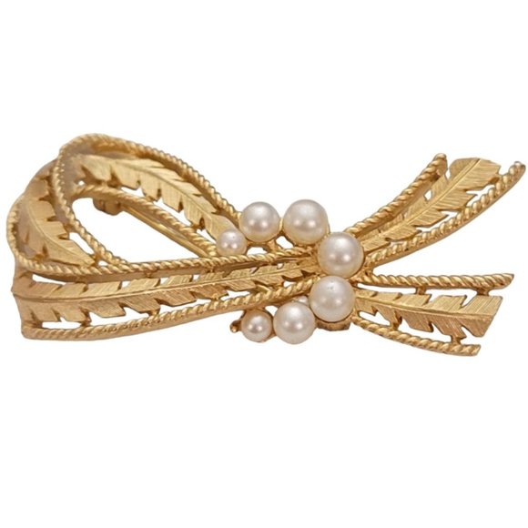 Trifari Crown Over T Gold Tone Faux Pearl Leafy Ribbon Knot Textured Brooch E122 - Picture 4 of 10
